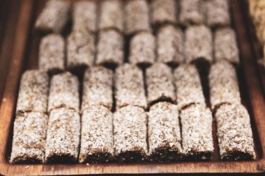 Bir grup çeşit kurabiye. Çikolata parçacıklı, yulaflı, kuru üzümlü, beyaz çikolatalı.