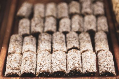 Bir grup çeşit kurabiye. Çikolata parçacıklı, yulaflı, kuru üzümlü, beyaz çikolatalı.