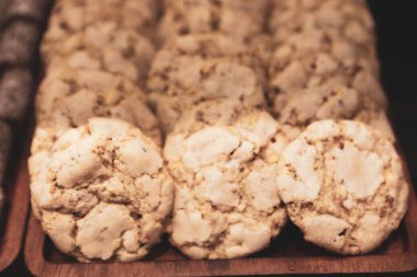 Bir grup çeşit kurabiye. Çikolata parçacıklı, yulaflı, kuru üzümlü, beyaz çikolatalı.