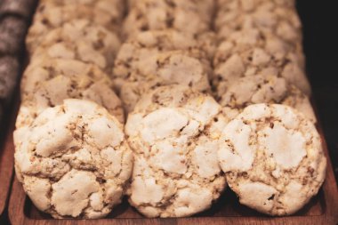 Bir grup çeşit kurabiye. Çikolata parçacıklı, yulaflı, kuru üzümlü, beyaz çikolatalı.