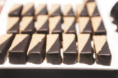 Bir grup çeşit kurabiye. Çikolata parçacıklı, yulaflı, kuru üzümlü, beyaz çikolatalı.