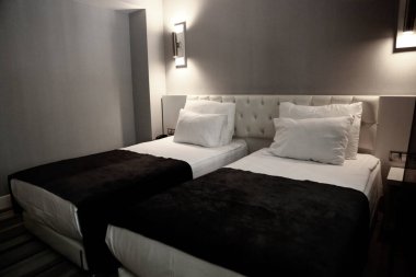 Lüks bir otel odası.