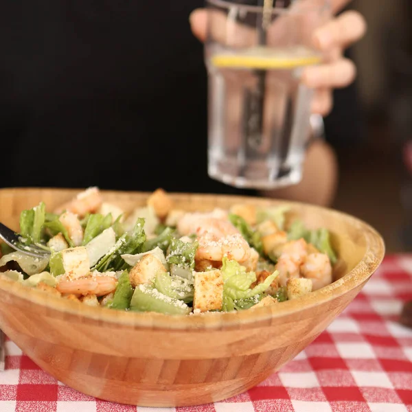 Ritratto Attraente Donna Caucasica Sorridente Mangiare Insalata Concentrarsi Mano Forchetta — Foto Stock