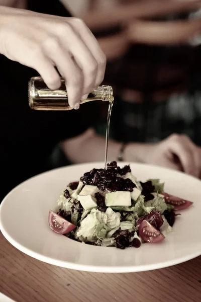 Portret Van Aantrekkelijke Kaukasische Lachende Vrouw Eten Salade Focus Aan — Stockfoto