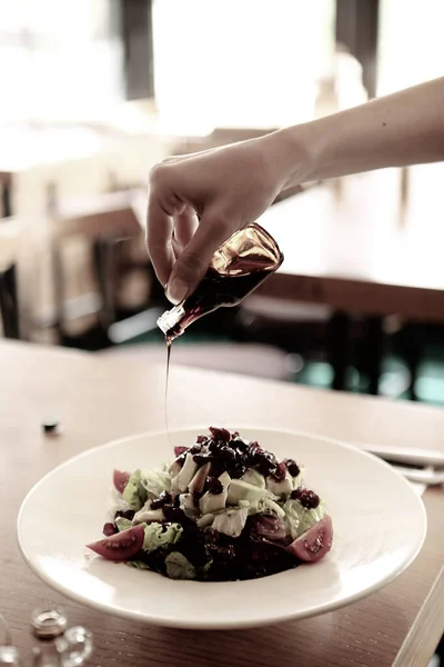 Çekici Beyaz Salata Odak Üstünde Yemek Kadın Çatal Gülümseyen Portresi — Stok fotoğraf