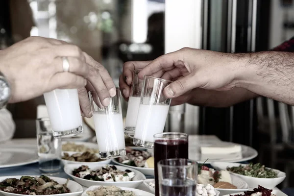 Mesa Jantar Tradicional Turca Grega Com Bebida Alcoólica Especial Raki — Fotografia de Stock