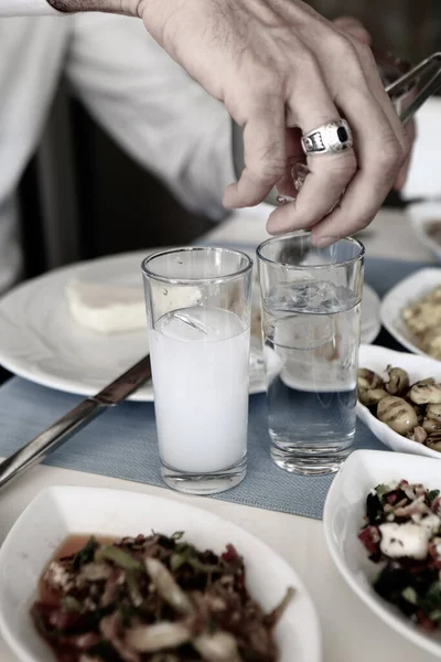 Mesa Comedor Tradicional Turca Griega Con Bebida Alcohólica Especial Raki — Foto de Stock