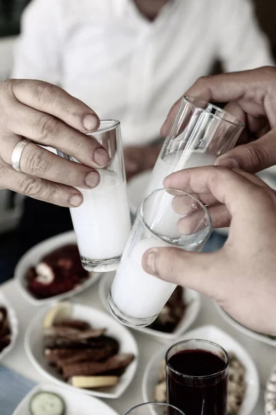 Table Manger Traditionnelle Turque Grecque Avec Boissons Alcoolisées Spéciales Raki — Photo