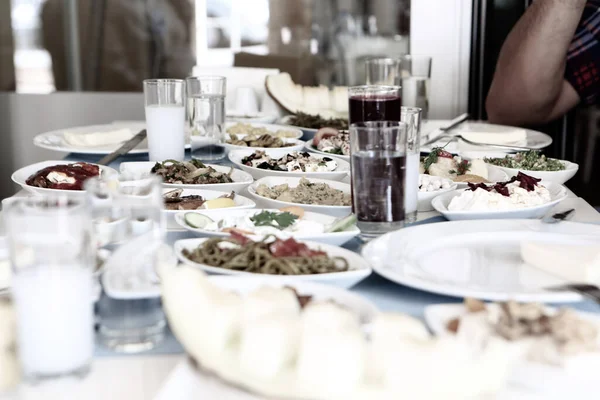 Turecki Grecki Tradycyjny Stół Obiadowy Specjalnym Napojem Alkoholowym Raki Ouzo — Zdjęcie stockowe