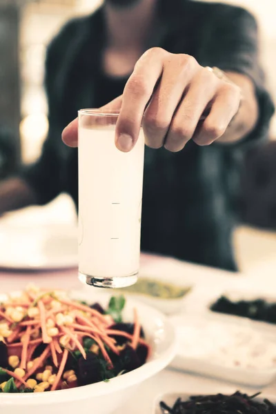 Mesa Comedor Tradicional Turca Griega Con Bebida Alcohólica Especial Raki —  Fotos de Stock