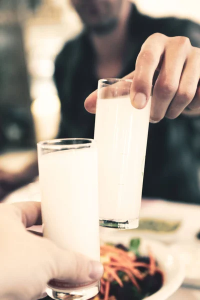 Turkiska Och Grekiska Traditionella Matsal Bord Med Speciell Alkohol Dryck — Stockfoto