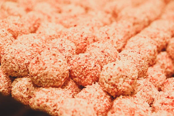 Bir grup çeşit kurabiye. Çikolata parçacıklı, yulaflı, kuru üzümlü, beyaz çikolatalı.