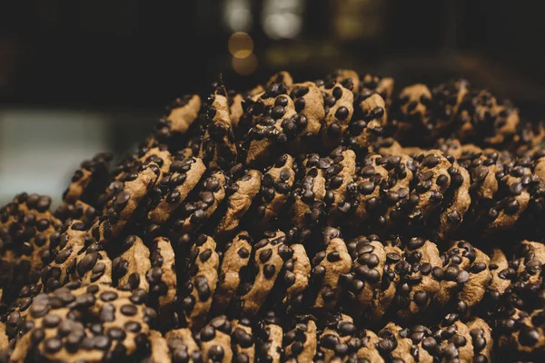 Bir grup çeşit kurabiye. Çikolata parçacıklı, yulaflı, kuru üzümlü, beyaz çikolatalı.