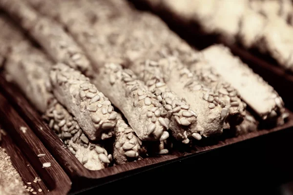 Bir grup çeşit kurabiye. Çikolata parçacıklı, yulaflı, kuru üzümlü, beyaz çikolatalı.