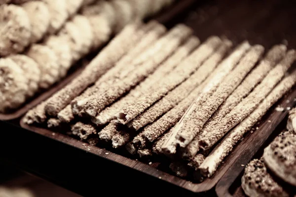 Bir grup çeşit kurabiye. Çikolata parçacıklı, yulaflı, kuru üzümlü, beyaz çikolatalı.