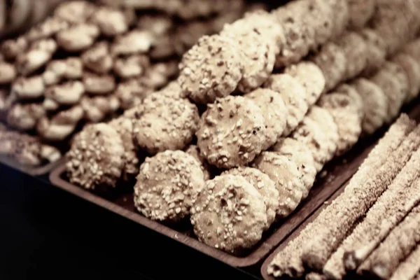 Bir grup çeşit kurabiye. Çikolata parçacıklı, yulaflı, kuru üzümlü, beyaz çikolatalı.