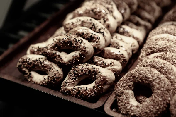 Bir grup çeşit kurabiye. Çikolata parçacıklı, yulaflı, kuru üzümlü, beyaz çikolatalı.