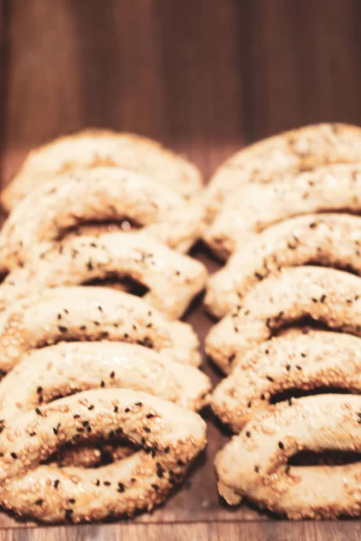 Bir grup çeşit kurabiye. Çikolata parçacıklı, yulaflı, kuru üzümlü, beyaz çikolatalı.