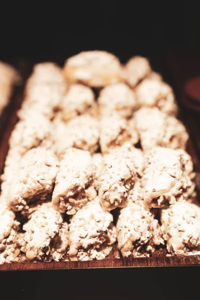 Bir grup çeşit kurabiye. Çikolata parçacıklı, yulaflı, kuru üzümlü, beyaz çikolatalı.