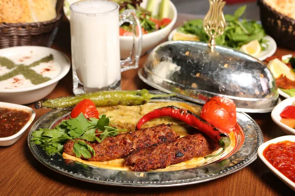 Tradycyjny Turecki Arabski Ramadan Kebab — Zdjęcie stockowe