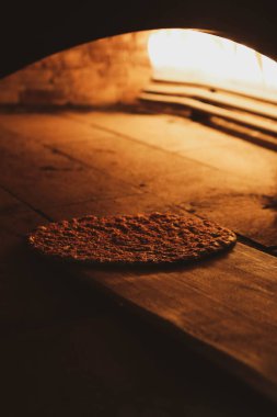 Bir restoranda, pide veya pide ekmeğinde fırında veya sobada pişiyor. Fırın ya da fırın konsepti resmi.
