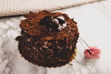 Masada lezzetli bir pasta var.