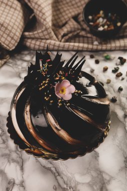 Masada lezzetli bir pasta var.