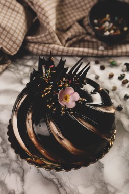 Masada lezzetli bir pasta var.