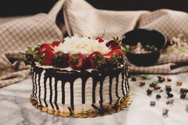 Masada lezzetli bir pasta var.