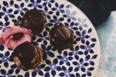 Masada lezzetli bir pasta var.