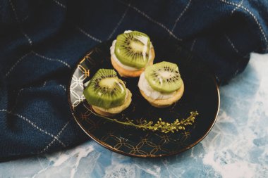 Masada lezzetli bir pasta var.