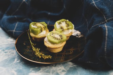 Masada lezzetli bir pasta var.