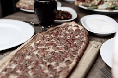 Geleneksel Türkçe fırında pide. Türk pizzası, Orta Doğu aperatifleri. Türk mutfağı. Et ile doldurulmuş çam