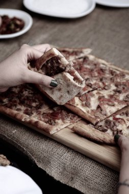 Geleneksel Türkçe fırında pide. Türk pizzası, Orta Doğu aperatifleri. Türk mutfağı. Et ile doldurulmuş çam