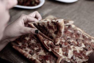 Geleneksel Türkçe fırında pide. Türk pizzası, Orta Doğu aperatifleri. Türk mutfağı. Et ile doldurulmuş çam