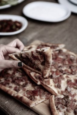 Geleneksel Türkçe fırında pide. Türk pizzası, Orta Doğu aperatifleri. Türk mutfağı. Et ile doldurulmuş çam