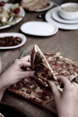 Geleneksel Türkçe fırında pide. Türk pizzası, Orta Doğu aperatifleri. Türk mutfağı. Et ile doldurulmuş çam
