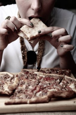 Geleneksel Türkçe fırında pide. Türk pizzası, Orta Doğu aperatifleri. Türk mutfağı. Et ile doldurulmuş çam
