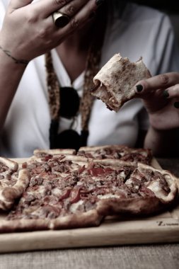 Geleneksel Türkçe fırında pide. Türk pizzası, Orta Doğu aperatifleri. Türk mutfağı. Et ile doldurulmuş çam