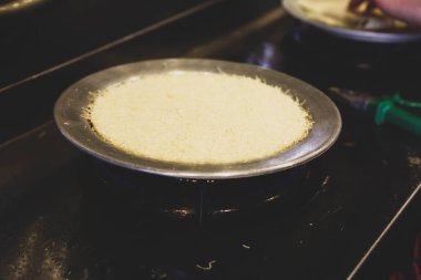 Türk tatlısı, kunafa, kaday fıstığı tozu ve peynirli sıcak yenilen tatlı