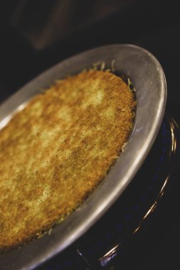 Türk tatlısı, kunafa, kaday fıstığı tozu ve peynirli sıcak yenilen tatlı