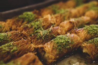 Türk tatlısı, kunafa, kaday fıstığı tozu ve peynirli sıcak yenilen tatlı