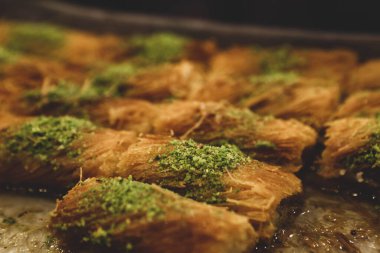 Türk tatlısı, kunafa, kaday fıstığı tozu ve peynirli sıcak yenilen tatlı