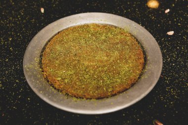 Türk tatlısı, kunafa, kaday fıstığı tozu ve peynirli sıcak yenilen tatlı