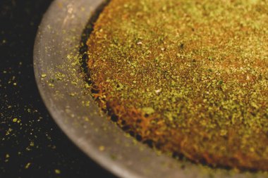 Türk tatlısı, kunafa, kaday fıstığı tozu ve peynirli sıcak yenilen tatlı