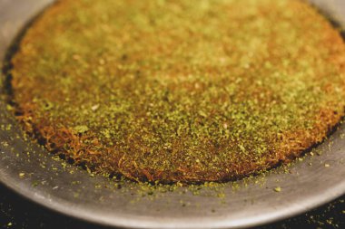 Türk tatlısı, kunafa, kaday fıstığı tozu ve peynirli sıcak yenilen tatlı