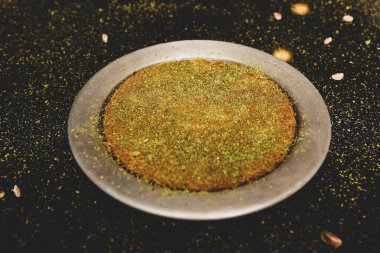 Türk tatlısı, kunafa, kaday fıstığı tozu ve peynirli sıcak yenilen tatlı