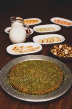 Türk tatlısı, kunafa, kaday fıstığı tozu ve peynirli sıcak yenilen tatlı