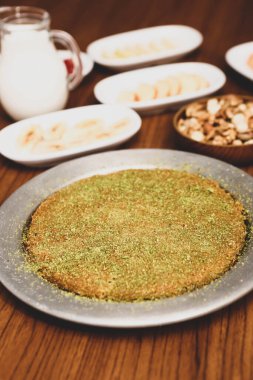 Türk tatlısı, kunafa, kaday fıstığı tozu ve peynirli sıcak yenilen tatlı