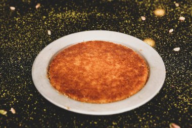 Türk tatlısı, kunafa, kaday fıstığı tozu ve peynirli sıcak yenilen tatlı